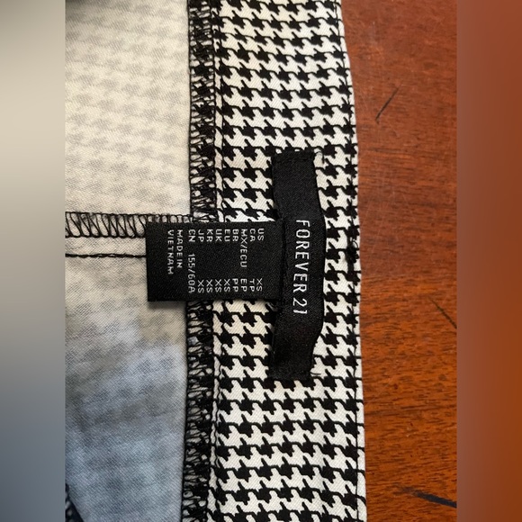 Forever 21 black and white pattern pants - Picture 2 of 3